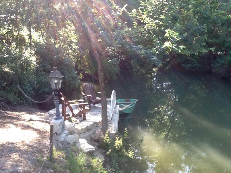 Bed and Breakfast En Bord De Riviere Casseneuil Exterior foto